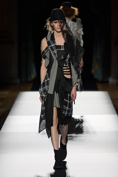 Look 18